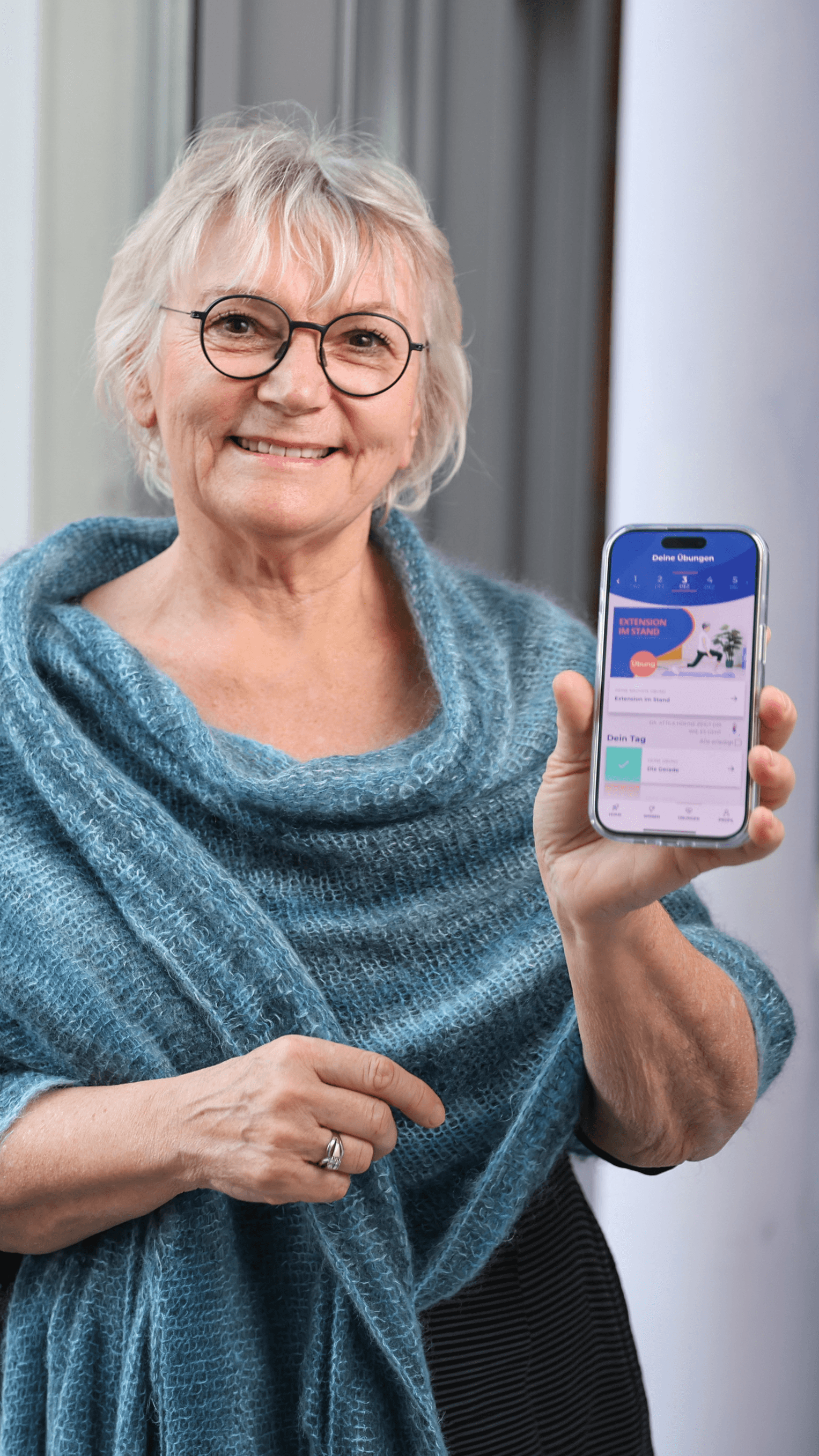 Patientin hält die ActiveTEP-App auf dem Smartphone